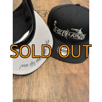 ★送料無料★エギマニ/トライバル刺繍スナップバックフラットCAP【BLACK/SILVER】ツバ裏プリント有り