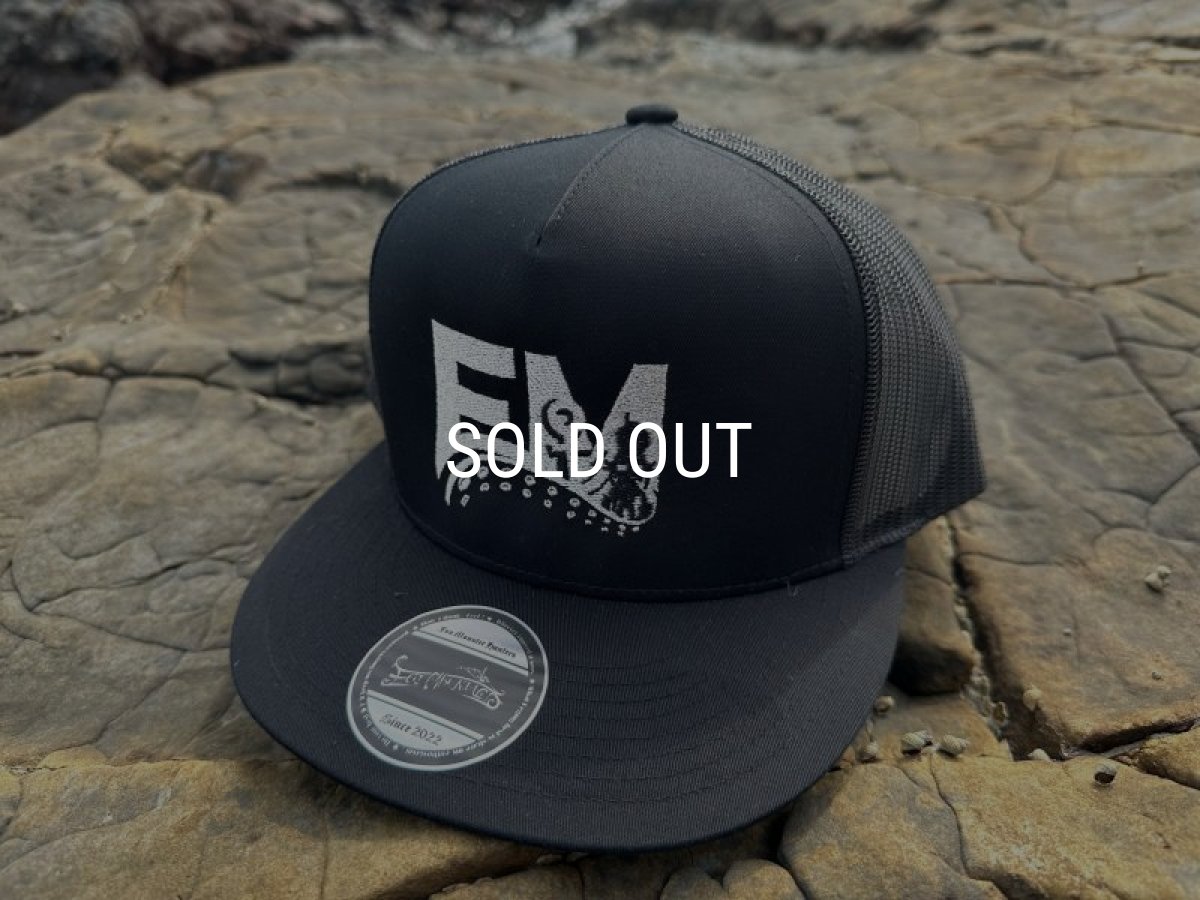 画像1: ★送料無料★エギマニ/EM刺繍スナップバックフラットメッシュCAP【BLACK/SILVER】 (1)