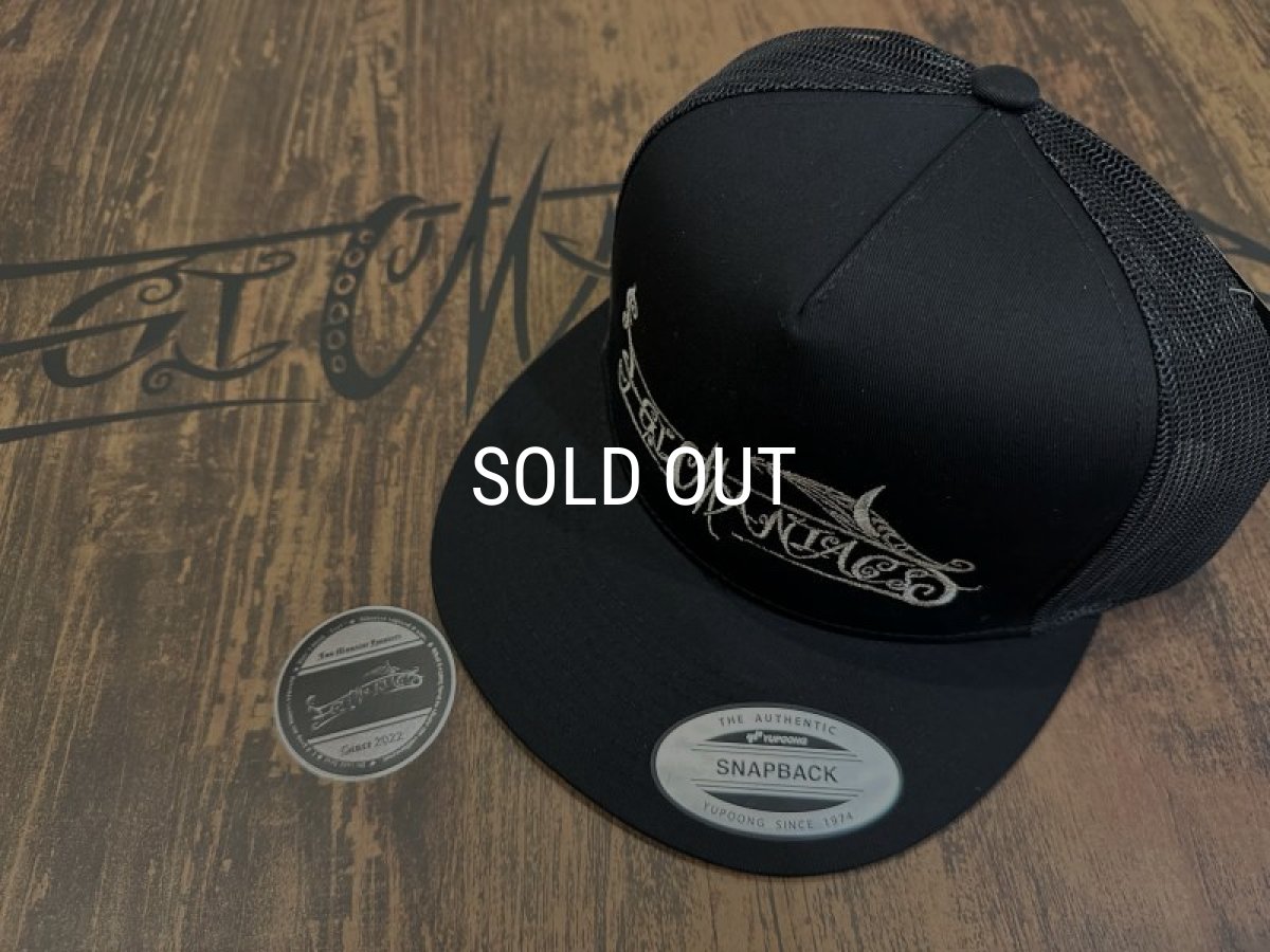 画像1: ★送料無料★エギマニ/トライバル刺繍スナップバックフラットメッシュCAP【BLACK/SILVER】 (1)