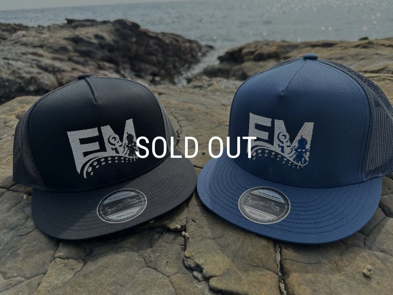 ☆送料無料☆エギマニ/EM刺繍スナップバックフラットメッシュCAP【NAVY