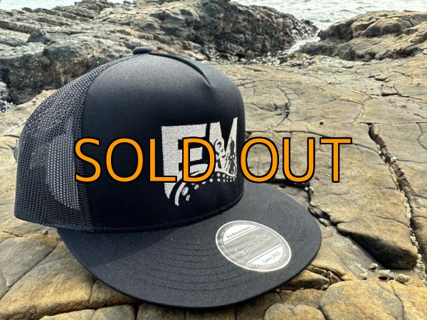 画像2: ★送料無料★エギマニ/EM刺繍スナップバックフラットメッシュCAP【BLACK/SILVER】 (2)