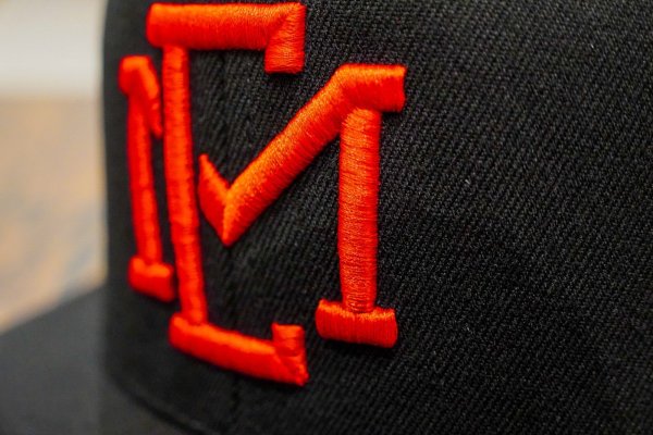 画像6: ★送料無料★EMクロス3D刺繍ストレッチフラットキャップ (6)