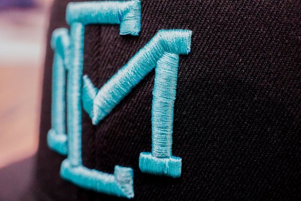 画像18: ★送料無料★EMクロス3D刺繍ストレッチフラットキャップ (18)